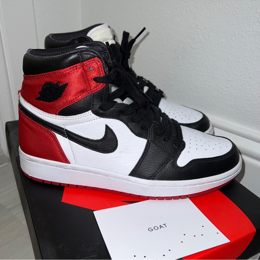 Jordan 1 Retro High
Satin Black Toe (Women's)